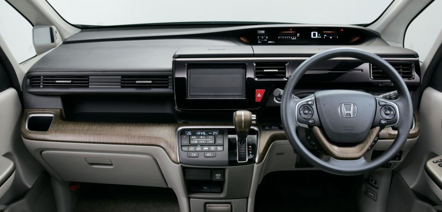 Торпедо Honda StepWGN 2017 года  (фото 3 из 10)